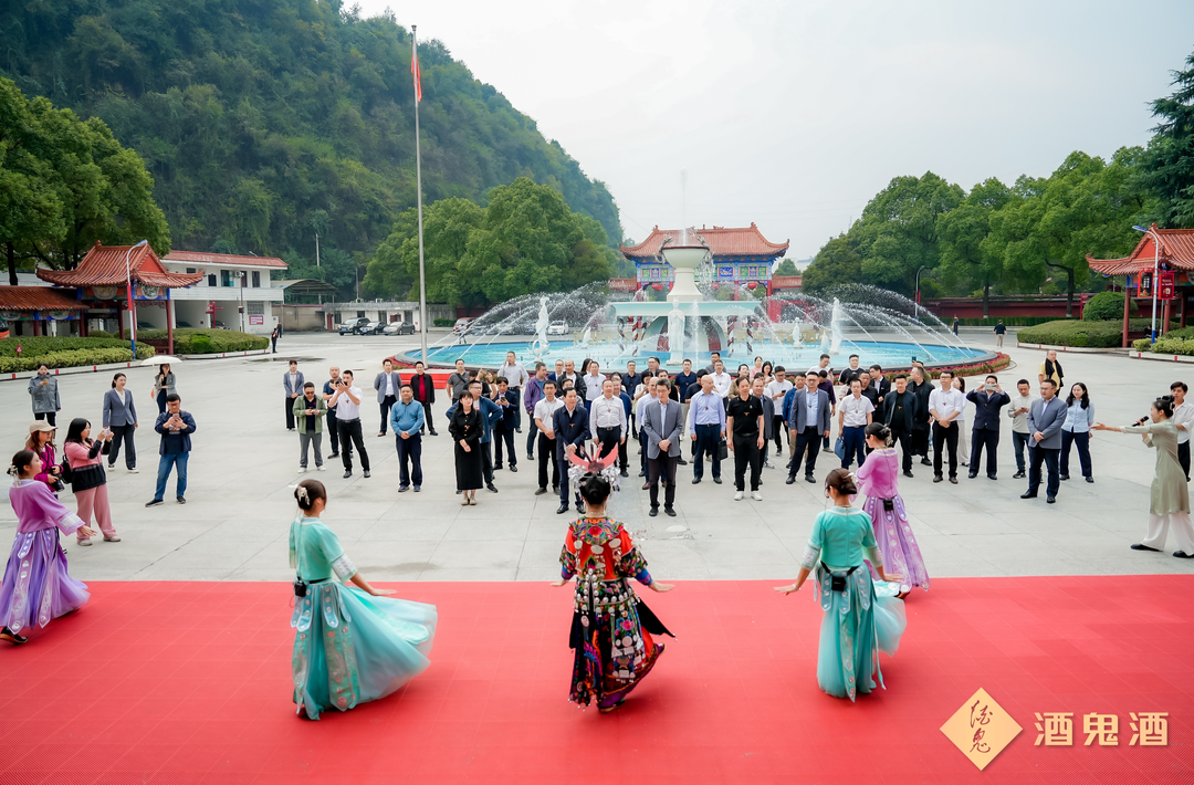 車世忠?guī)ьI(lǐng)湘西50余家企業(yè)走進(jìn)酒鬼酒，沉浸式感受“妙境之旅”