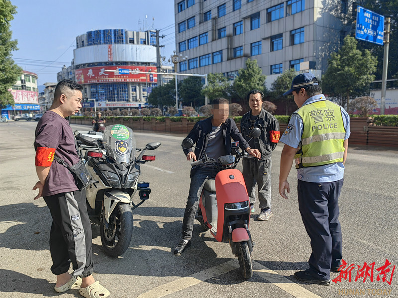 蓝山：“人防”+“技防”打开交通违法劝导新思路