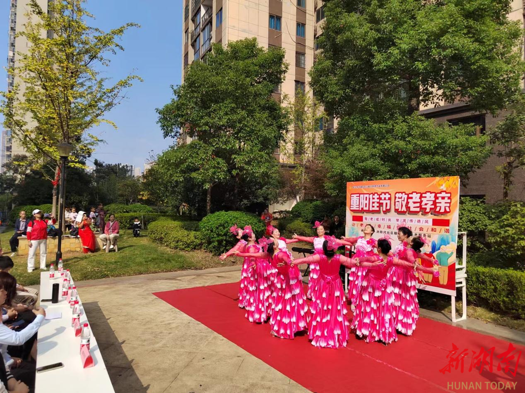 長沙瀏陽河社區(qū)：敬老送健康 情映夕陽紅