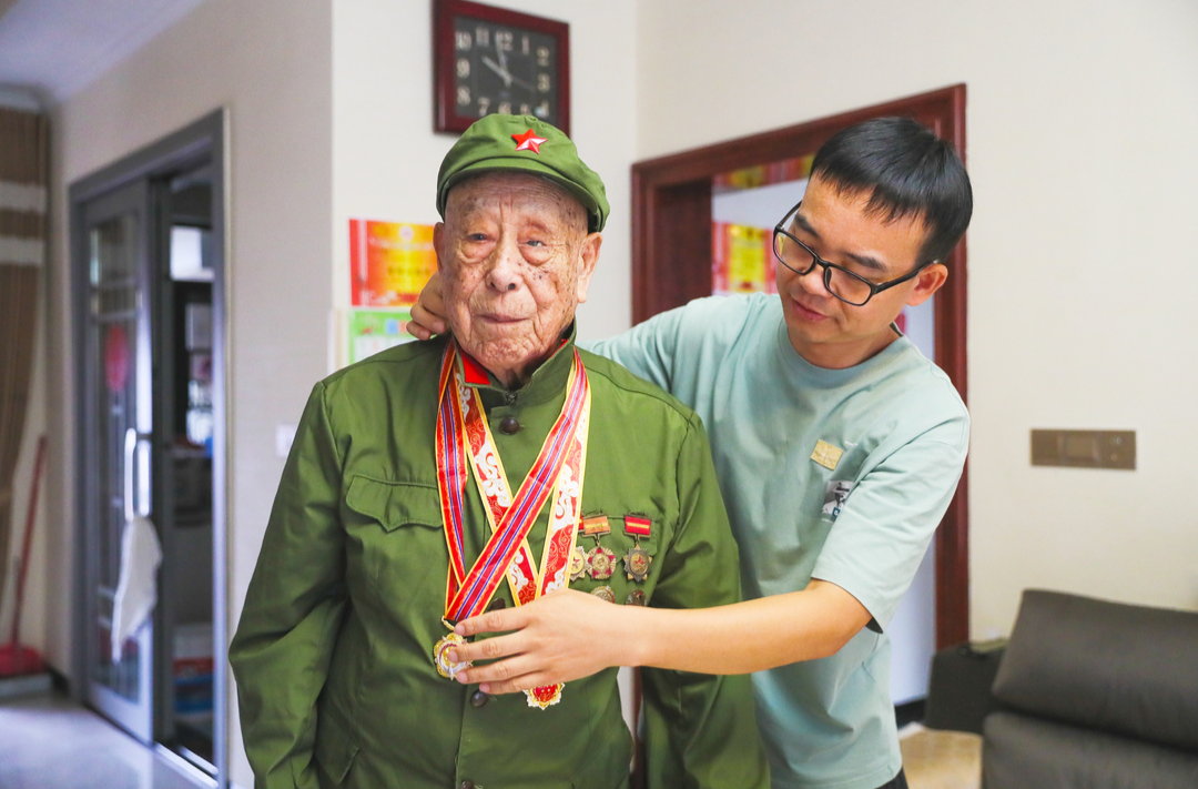 102歲抗美援朝老兵胡芳遠老有所為@湖南日報