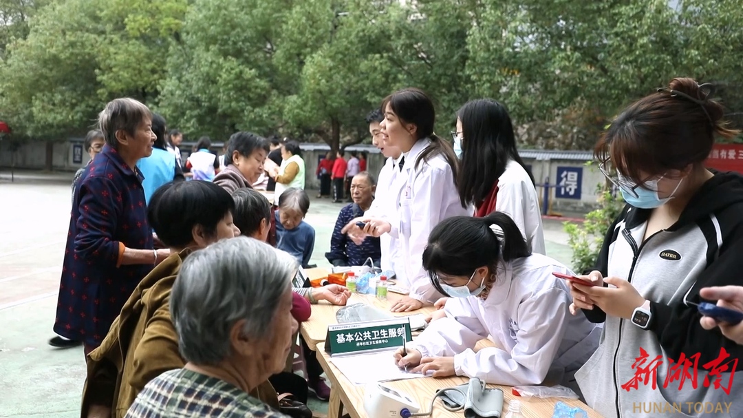 鶴城區(qū)迎豐街道組織開(kāi)展重陽(yáng)節(jié)關(guān)愛(ài)老人系列活動(dòng)