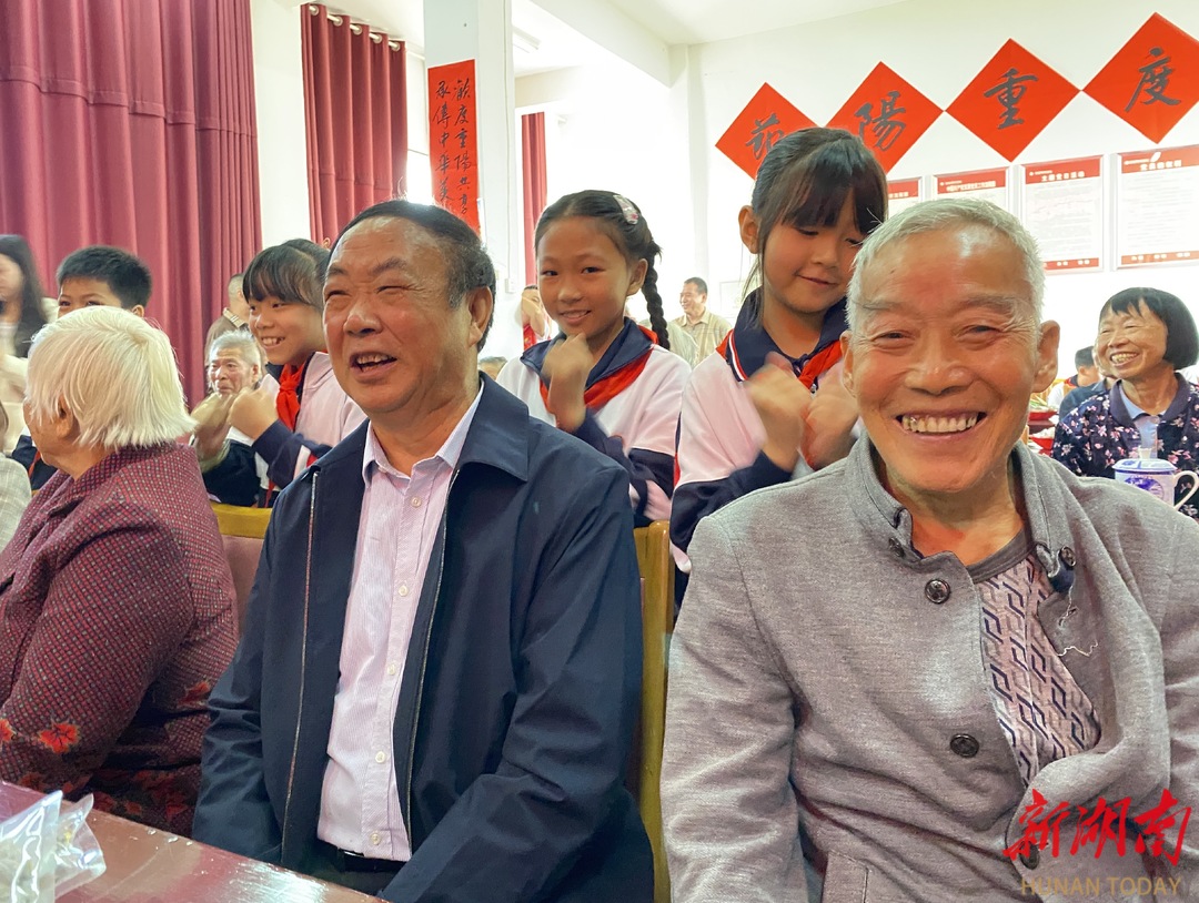 婁星區(qū)萬寶鎮(zhèn)茶園村舉行重陽節(jié)活動