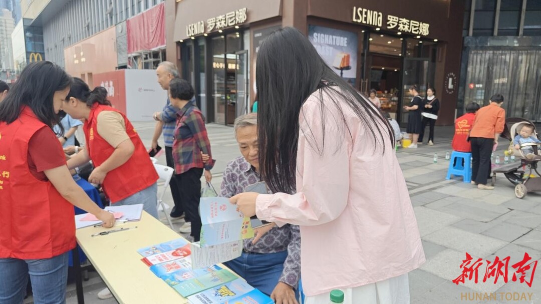 长沙美林景园社区开展“和谐美林 爱满重阳 清风相伴”廉政文化游园会活动