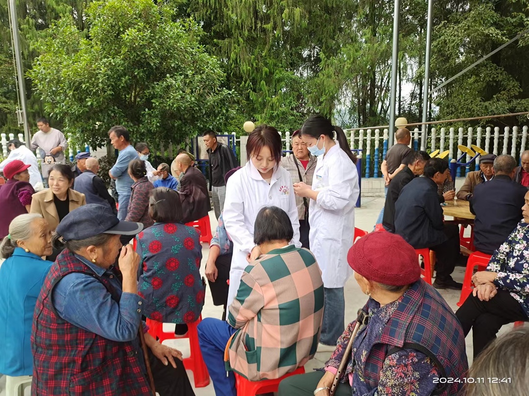 龙山县内溪乡各村开展欢乐重阳活动