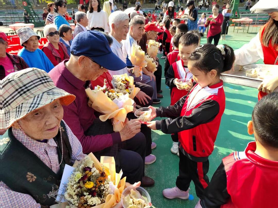 童心暖重陽 濃濃敬老情——岳陽市云溪區(qū)岳化安居幼兒園開展重陽節(jié)活動