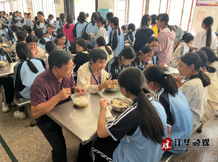 江華白芒營(yíng)鎮(zhèn)：暖心陪餐 學(xué)生食堂更陽(yáng)光