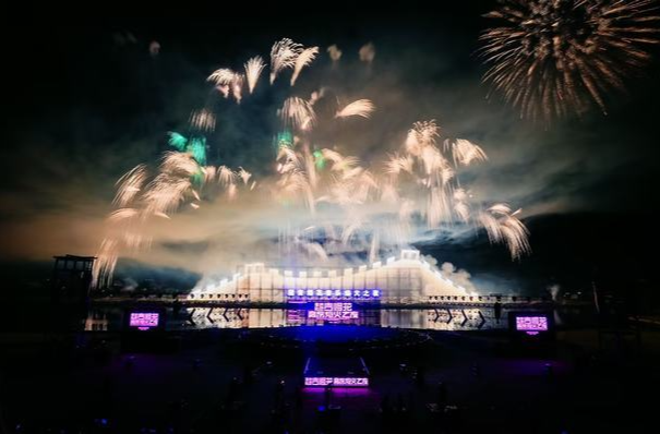 浏阳首届焰火音乐节燃情开启 万人唱响天空剧院