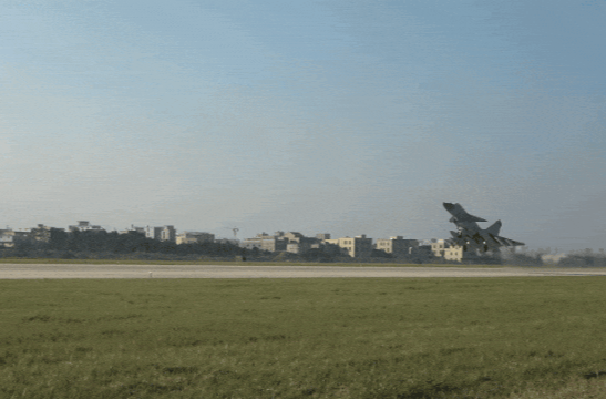 东部战区空军多型战机挂弹出击，直达台岛周边