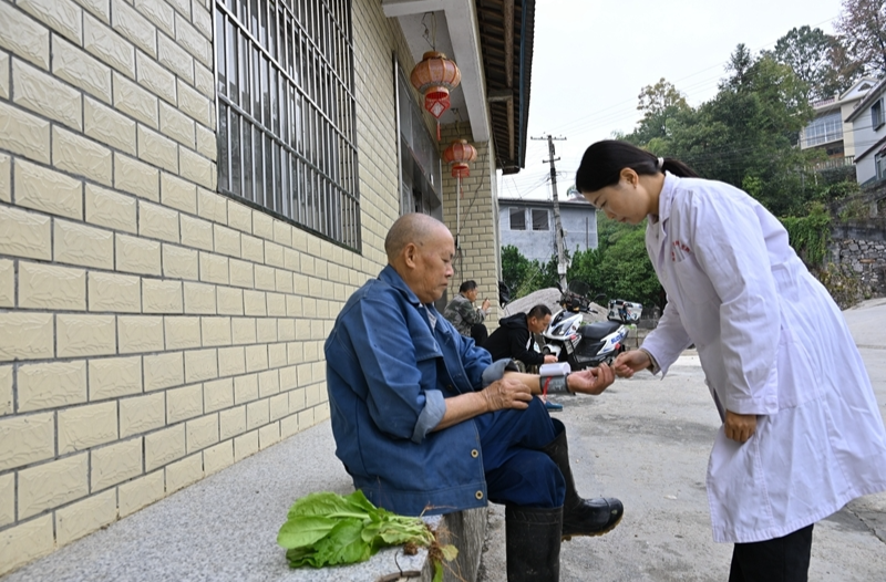 入戶問診暖民心