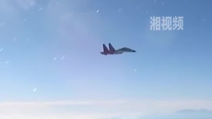 解放軍多型戰(zhàn)機與寶島中央山脈震撼同框！