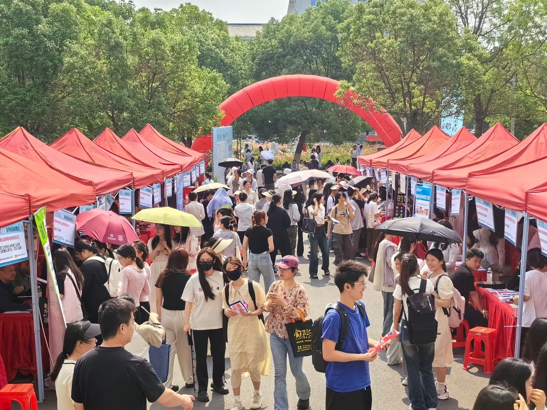 调查：超七成受访大学生更倾向于参加校园招聘会