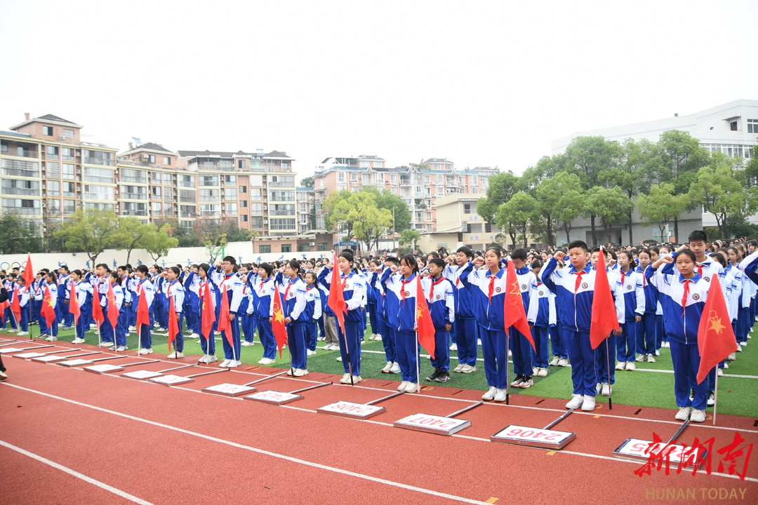 湘鋼一中教育集團(tuán)市十二中舉行“紅領(lǐng)巾愛祖國”建隊儀式