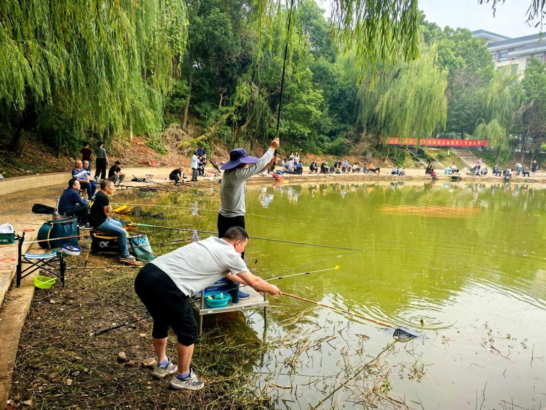 歡聚一“塘” “漁” 悅身心——長(zhǎng)沙民政職院校工會(huì)舉辦第五屆教職工釣魚(yú)活動(dòng)