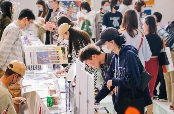 Young Chinese Emerge As Main Buying Force at Book Fair