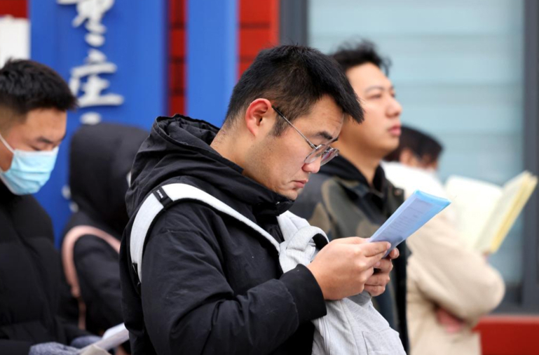 报名两日，“国考 没岗”上热搜，报录比远超去年，最热一职位引1970人竞争！