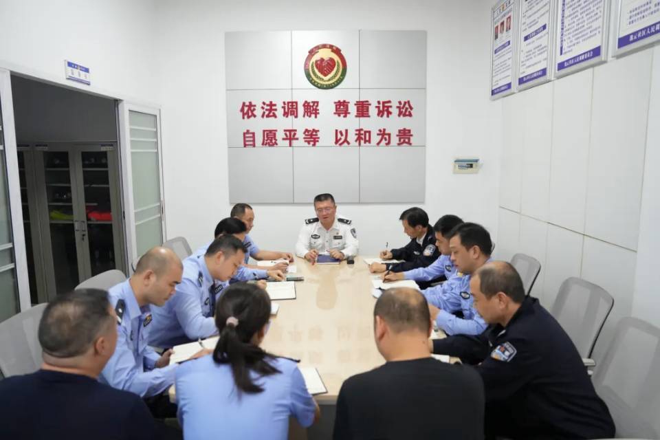 夏葛桉组织召开“社区警务大家谈”主题座谈会 与基层民警、社区干部共话平安建设