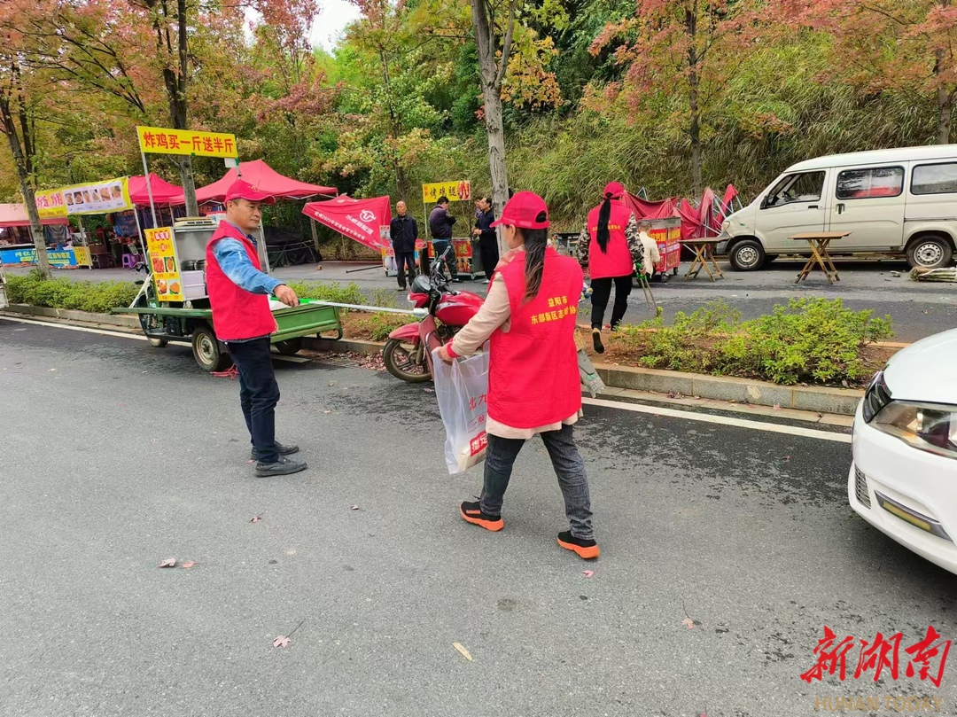 益阳：“红枫大道”美如画 志愿服务别样红