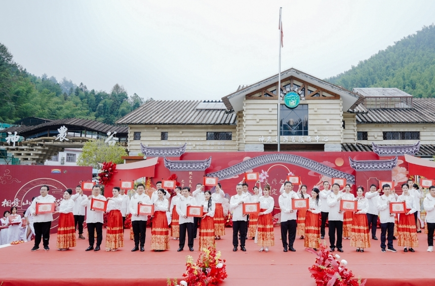 株洲市首屆國潮集體婚禮在炎陵神農(nóng)谷舉行