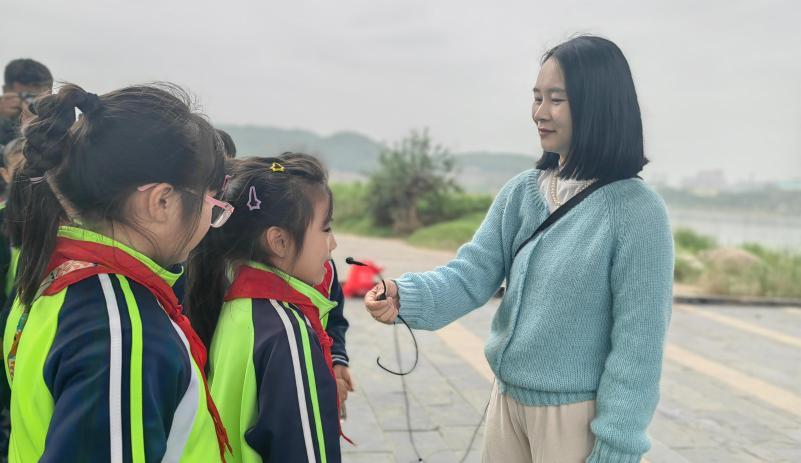 株洲市天元区白鹤学校师生护滩行动：践行生态文明，垃圾分类我先行