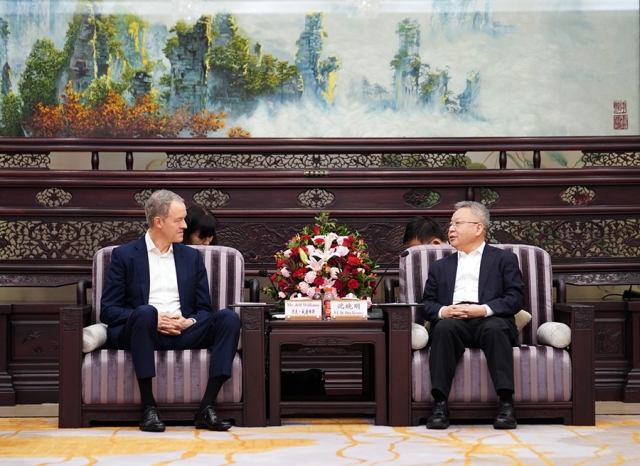 Secretary Shen Meets with Apple COO Jeff Williams