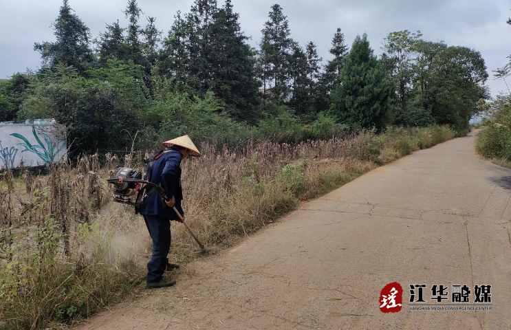 江华河路口镇：精准割草除隐患 全力保道路安全