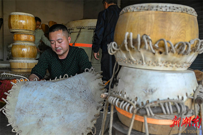 Traditional Drum-making Techniques Passed Down for A Century