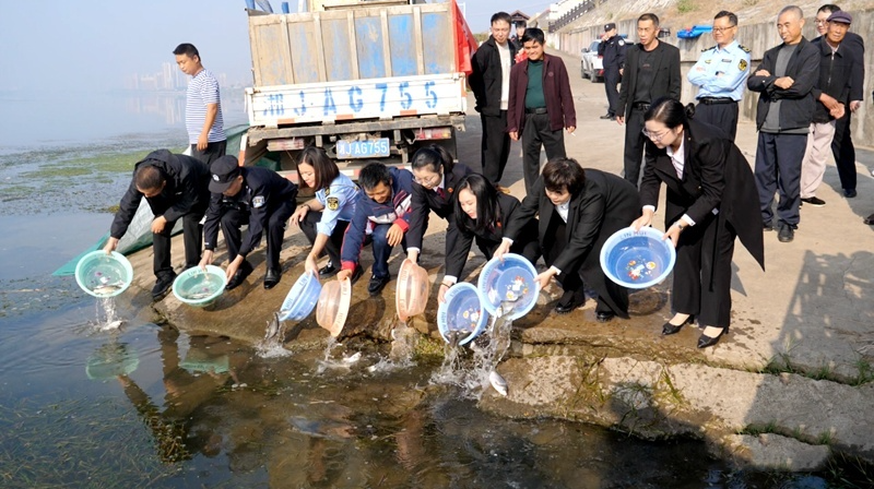 石门：开展渔业资源修复人工放流活动