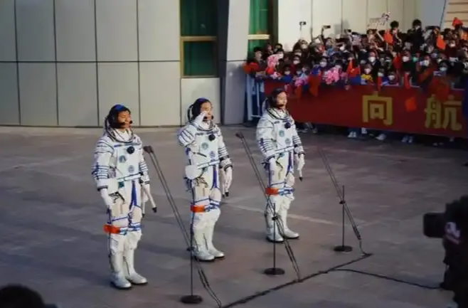 “90后”上太空嘴角有点难压！来看神十九乘组出征style