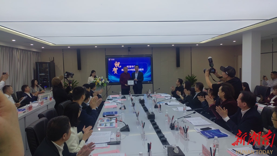 德信娱乐长沙工程机械再续传奇：五马昂首万马奔 “金蝶”纷纷入群来