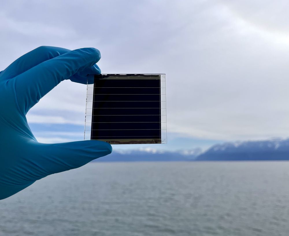 科研人员找到钙钛矿太阳能电池"长寿密钥"