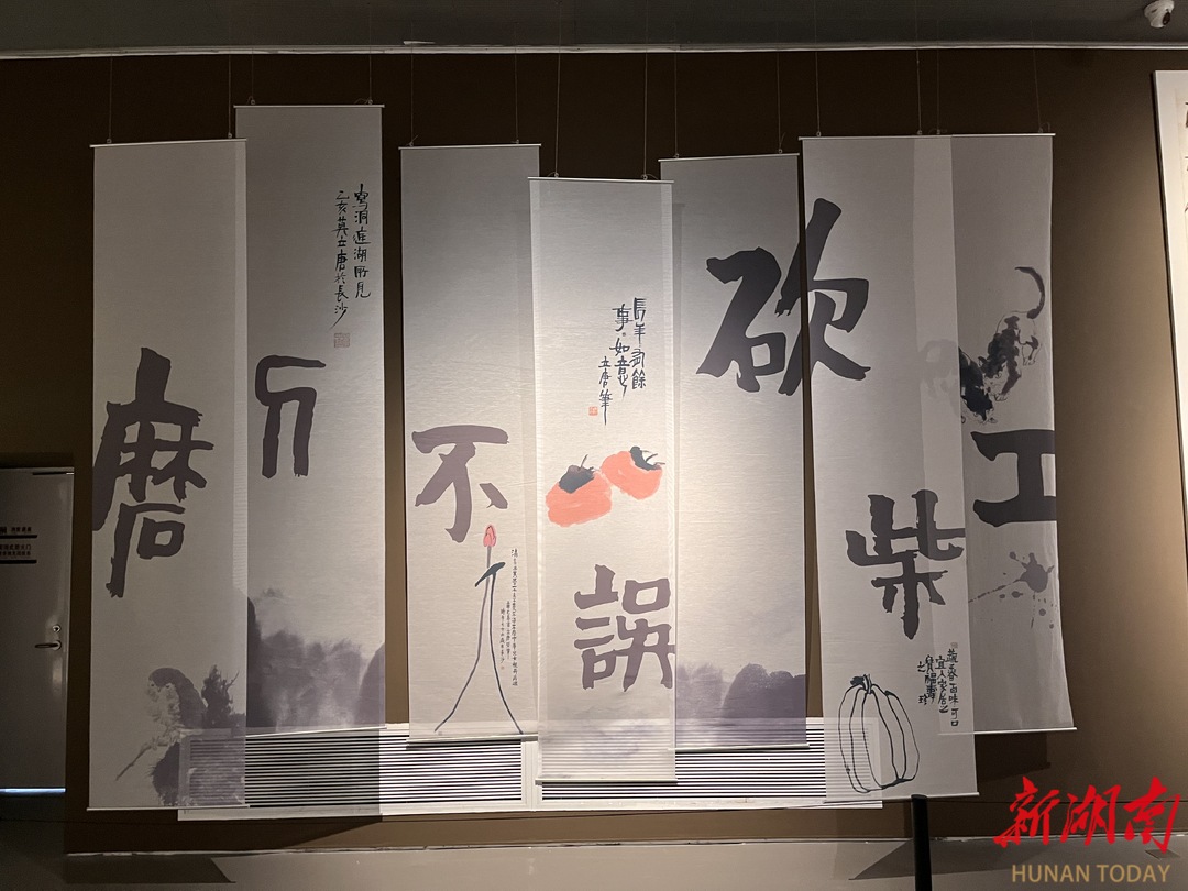 “磨刀老人”在湖南美术馆办画展，“00后”最爱看