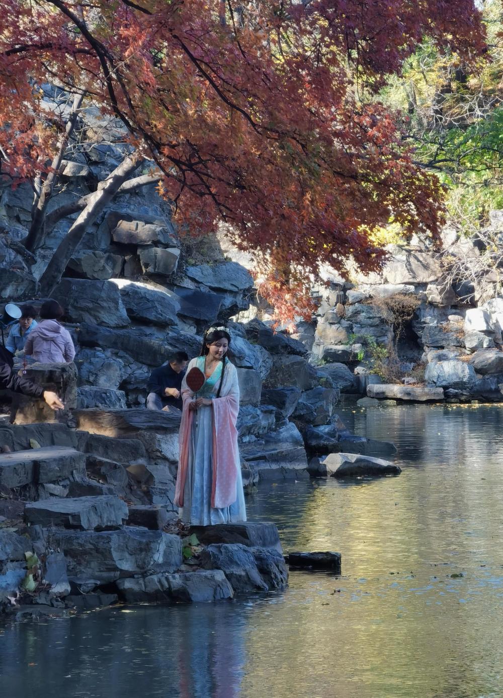 賞秋游人亦成風(fēng)景！在頤和園，穿越古今