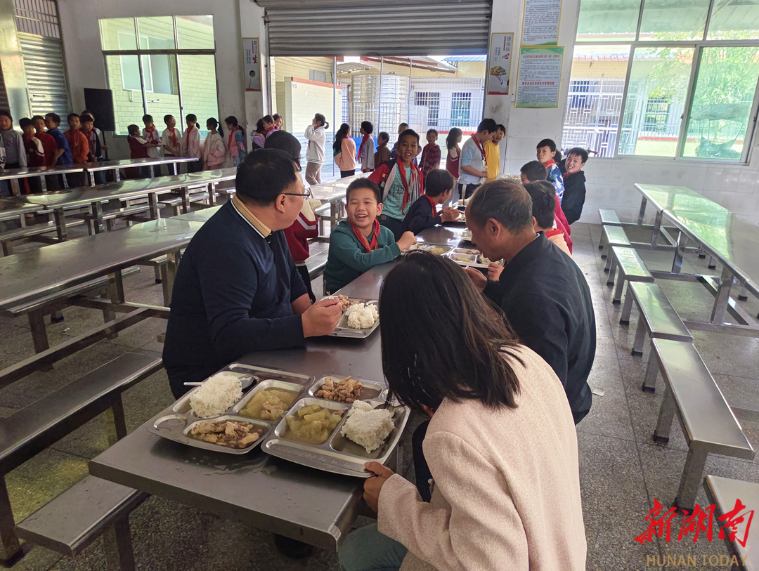 江华码市镇：陪餐暖心守护 共筑食安防线