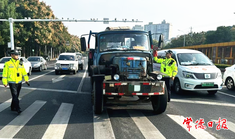 管控“污染车”进城 常德交警打响冬季蓝天保卫战