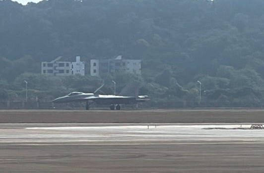 海军重型舰载战斗机歼-15T落地珠海