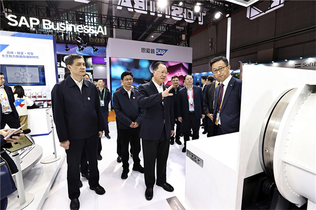 Governor Mao Leads Delegation to Visit Booths and Pavilions at 7th CIIE