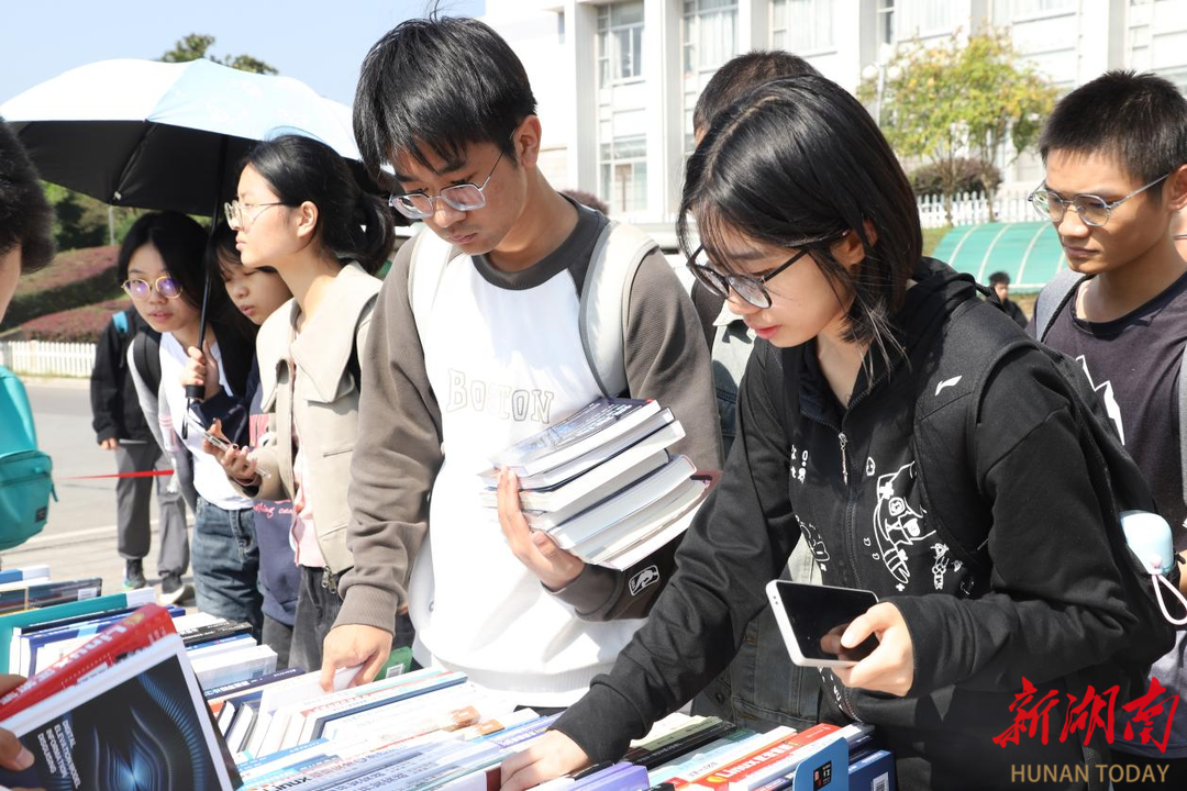 “闪”选“闪”借  湘潭大学书展提供便捷服务