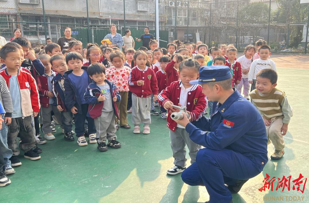 幼儿园演练消防疏散，萌娃学习“消防启蒙课”