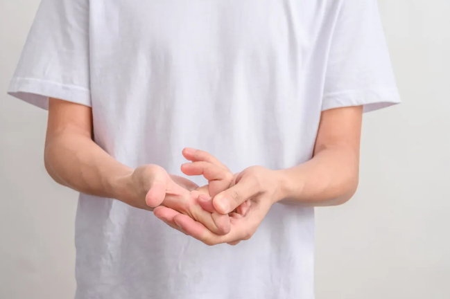 经常“咔咔”掰手指的人，后来怎么样了？会得关节炎吗？真相→