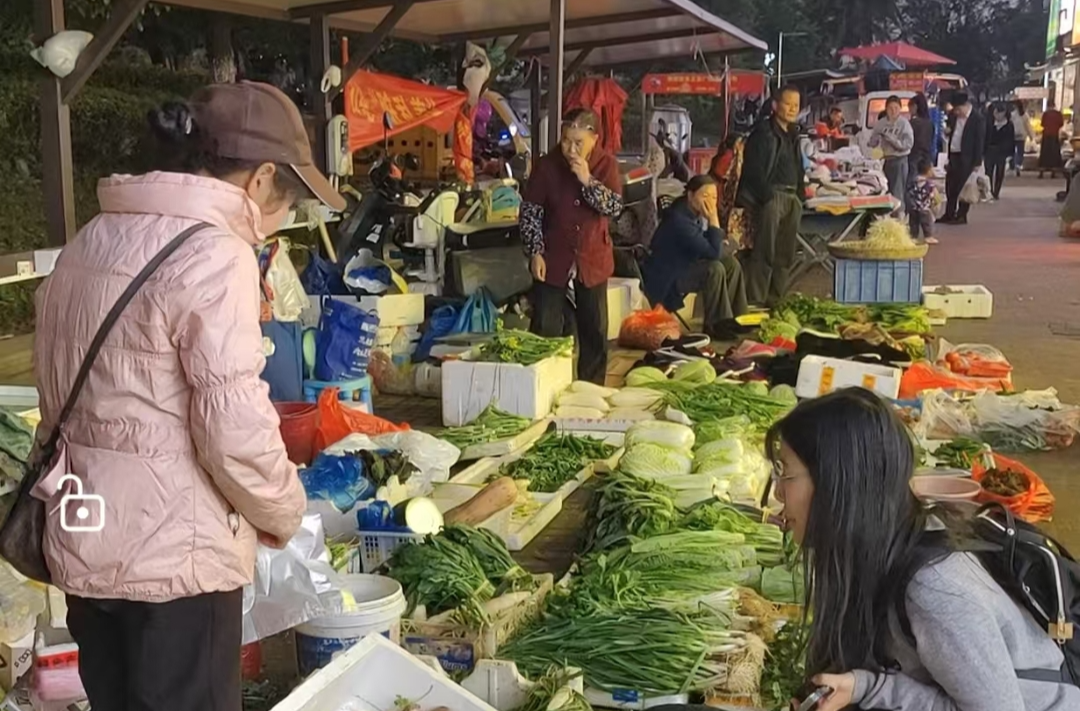 记者行动|这个自发形成的集市让居民又爱又恨