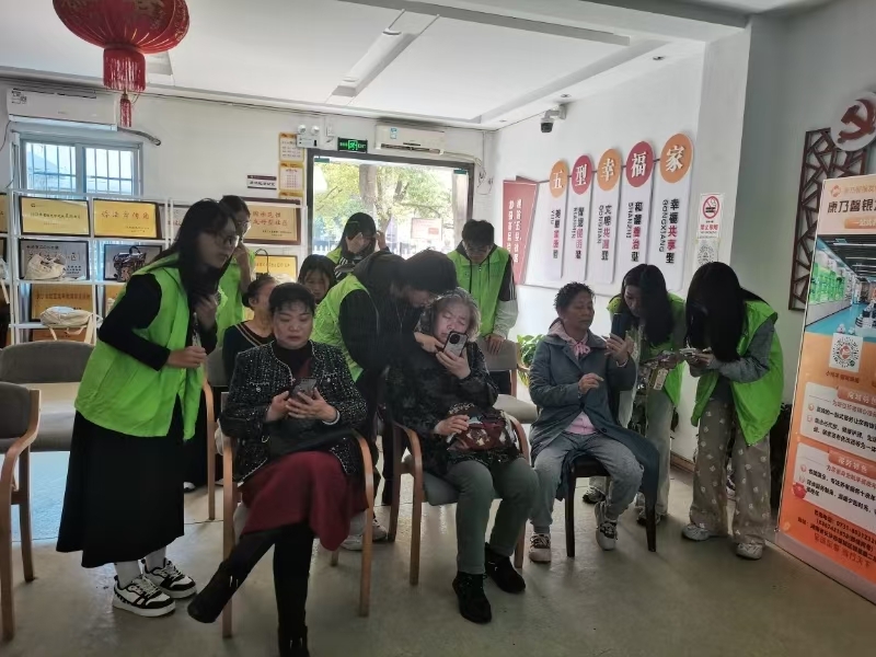 岳龍社區(qū)：光影流轉(zhuǎn)·歲月留痕 ——“愛晚”老年學(xué)校手機(jī)攝影培訓(xùn)班順利開展