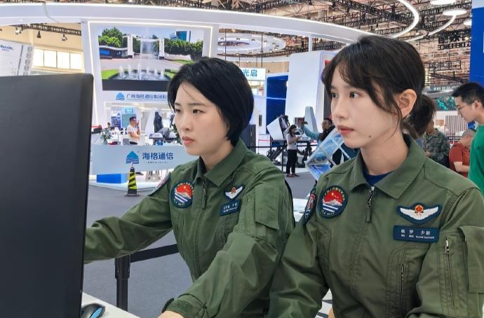 海军首批舰载机女飞行员亮相中国航展