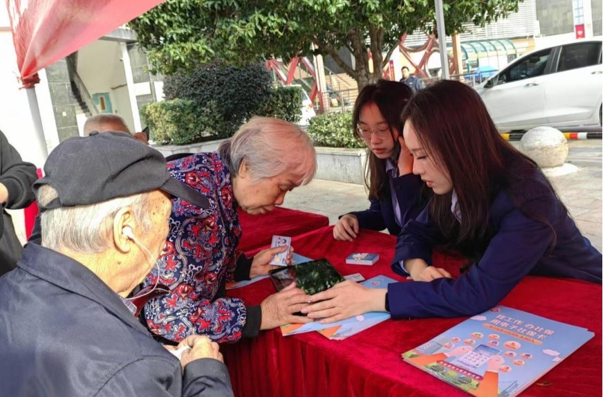 岳阳楼区3万居民换领第三代社保卡