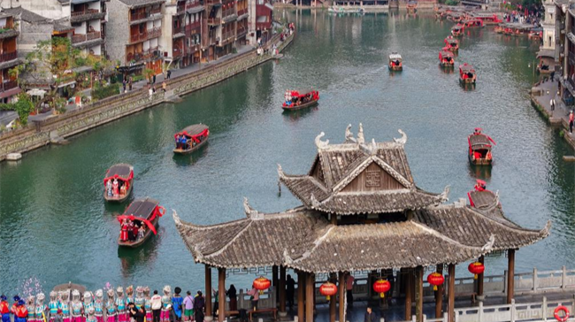 Mass Wedding Ceremony Held at Fenghuang Ancient Town