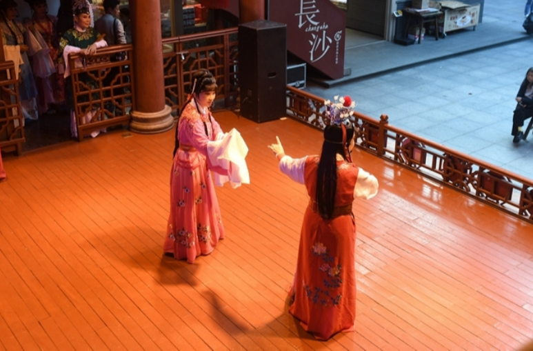 Traditional Chinese Opera Promoted in Communities