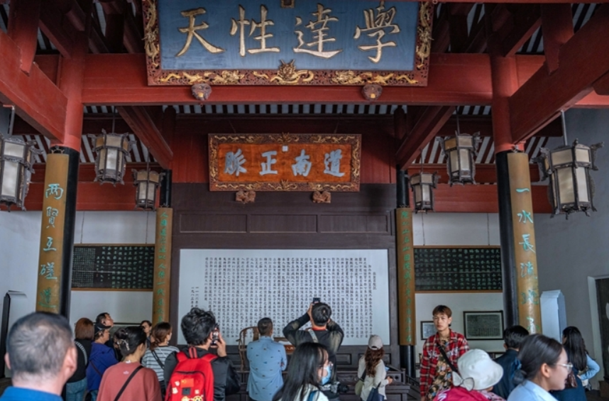 Yuelu Academy Thronged with Tourists