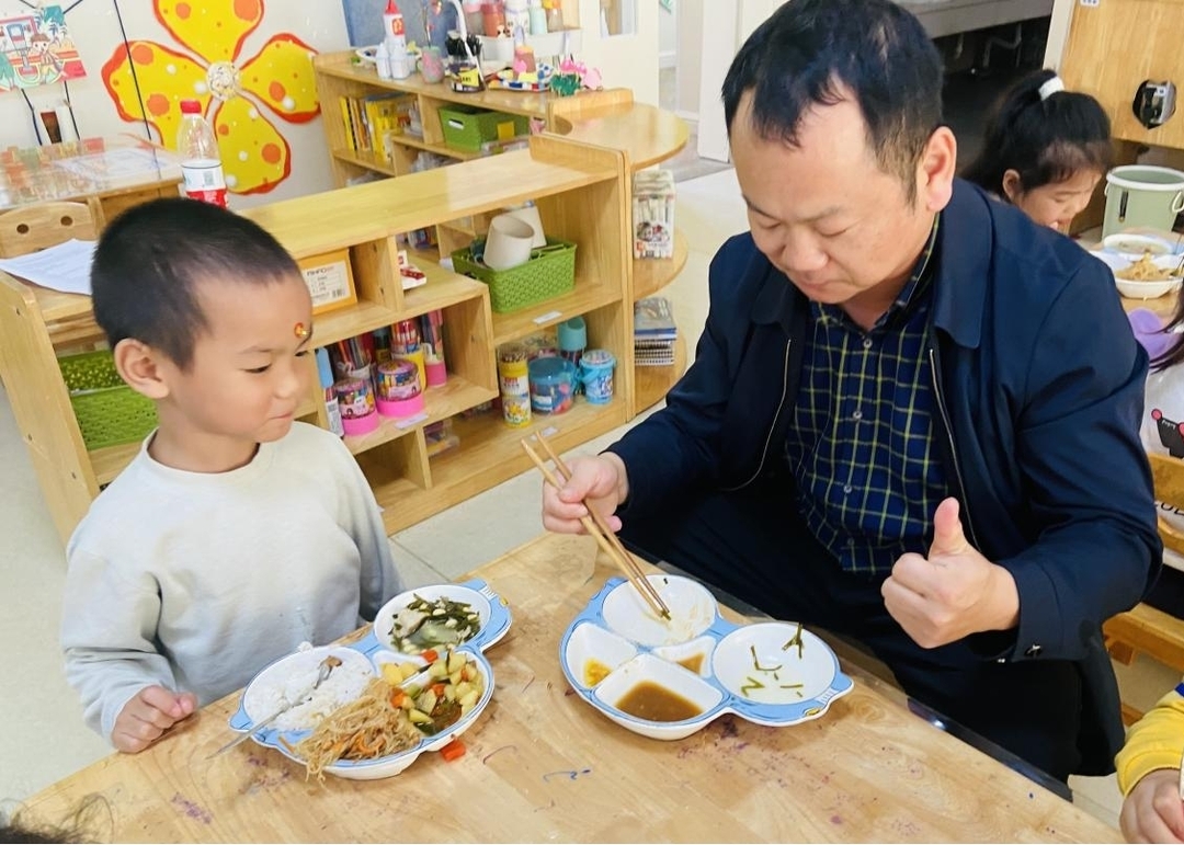 衡阳市南岳区锦绣幼儿园开展“家长代表陪餐日”活动