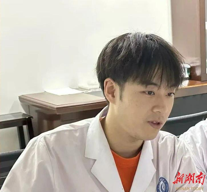 “换个发型激发创业热情”，男大喊话晓华老师长沙巡剪