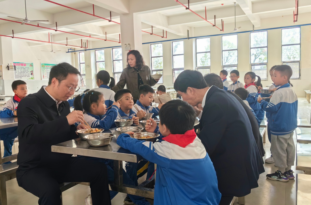 蓝山：纪检干部用心“陪餐”，贴身守护“校园餐”