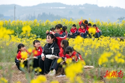 以代表之心育山区新苗——记省人大代表、会同县粟裕希望小学教师李柏霖